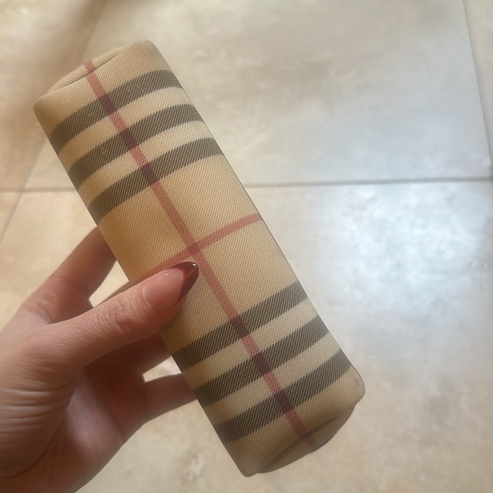 Burberry case - Picture 4 of 6